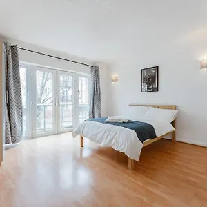  Apartment Up To 4 People, In A Share House Next To Bridge
